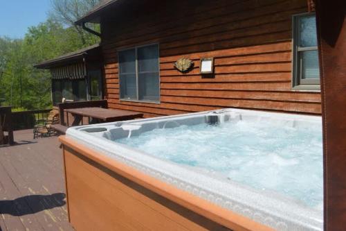 Luxury Cabin #21 With Hot Tub and Jacuzzi on Patoka Lake in Southern Indiana in Paoli, USA