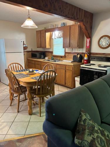 Deluxe Cabin #8 with Jacuzzi on Patoka Lake in Southern Indiana in Mitchell, USA