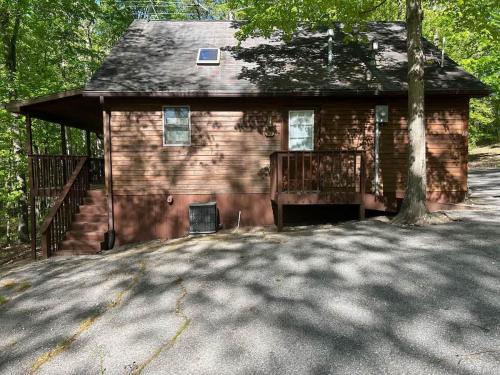 Deluxe Cabin #10 with Jacuzzi on Patoka Lake in Southern Indiana in Seymour, USA
