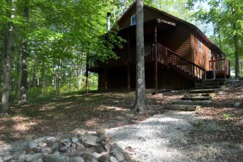 Deluxe Cabin #10 with Jacuzzi on Patoka Lake in Southern Indiana in Seymour, USA