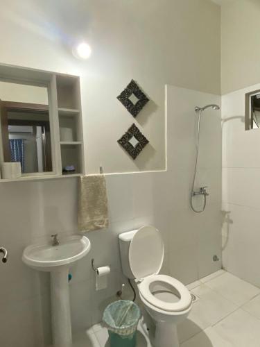 Bathroom, Casa en condominio cerrado en Luque con piscina in Aregua