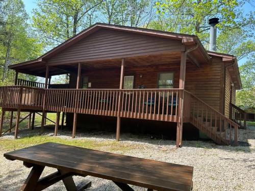 Deluxe Cabin #15 with Hot Tub on Patoka Lake in Southern Indiana in Salem, Vereinigte Staaten von Amerika