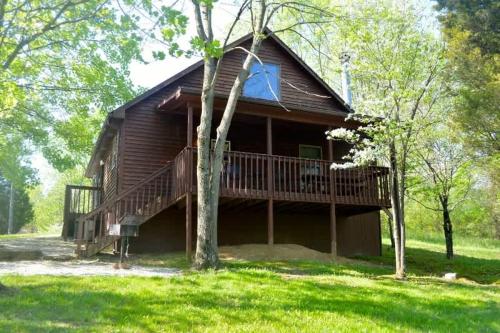 Deluxe Cabin #17 with Jacuzzi on Patoka Lake in Southern Indiana in Paoli, USA