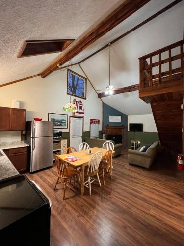 Deluxe Cabin #11 with Hot Tub on Patoka Lake in Southern Indiana in Temple, USA