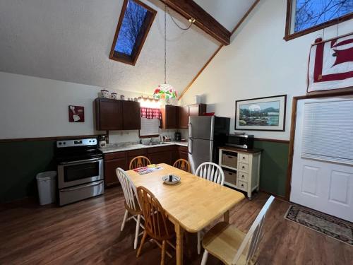 Deluxe Cabin #11 with Hot Tub on Patoka Lake in Southern Indiana in Temple, USA