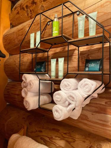 Le Rondin, Chalet en bois rond avec spa in Saint-Gabriel-de-Valcartier (QC)