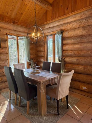 Le Rondin, Chalet en bois rond avec spa in Saint-Gabriel-de-Valcartier (QC)