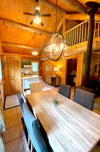 Le Rondin, Chalet en bois rond avec spa in Saint-Gabriel-de-Valcartier (QC)