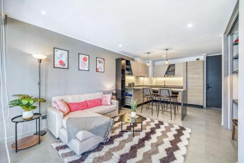 Signature Home Comfy Apartment With Pool and Balcony