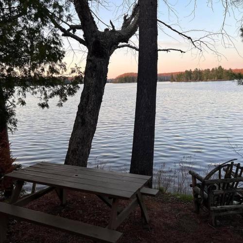 Pines Lakefront Cottage at Horseshoe Lake in Seguin (ON)
