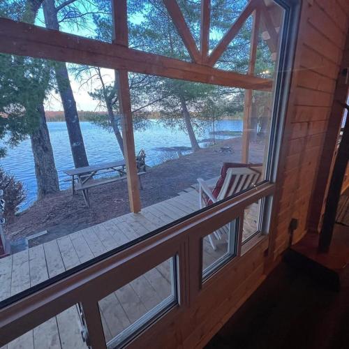 Pines Lakefront Cottage at Horseshoe Lake in Seguin (ON)