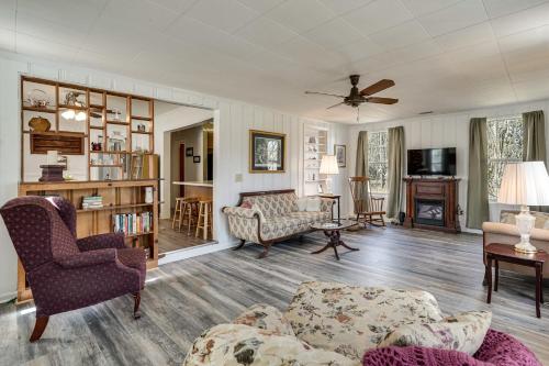 2-Acre Farmhouse w/ Animals! Allendale Retreat