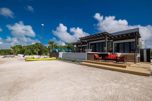 Casa Nex Ta Sea- Luxe Beachfront Escape in Ambergris Caye