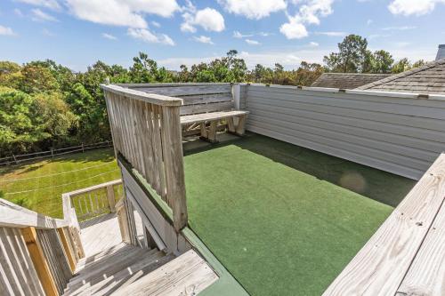 Whalehead Gem with Pool Hot Tub Steps to Beach - image 3