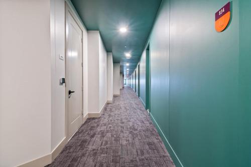 Downtown Houston - Studio - Shared Pool Gym - image 4