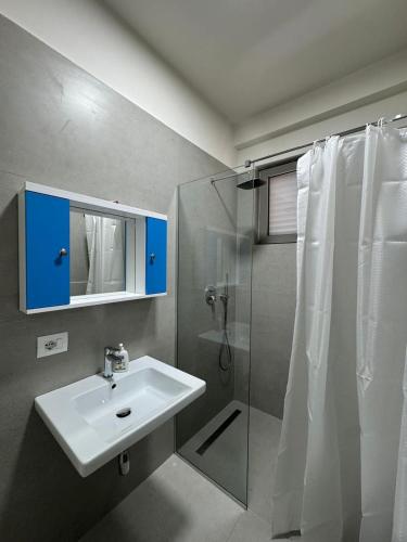 Skyline View Apartament Tirana - image 5