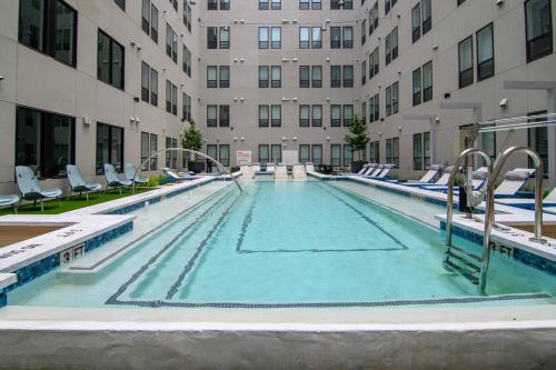 Studio in Downtown Houston - Shared Pool Gym - main image