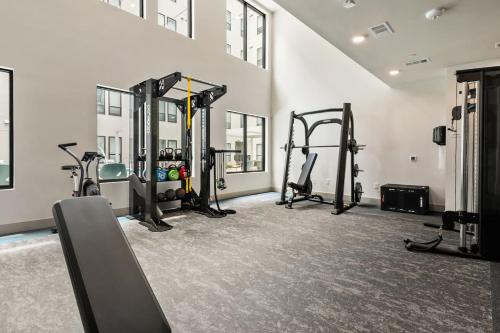 Studio in Downtown Houston - Shared Pool Gym - image 12