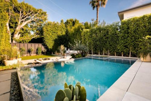 NEW Melrose Oasis Open Concept with Resort Pool - image 3