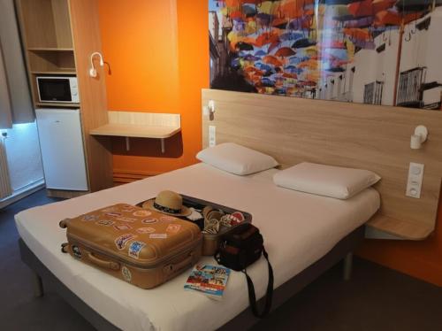 1 double bed, 1 twin bed