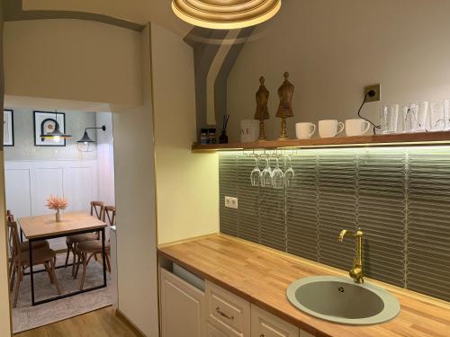 Deluxe One-Bedroom Apartment