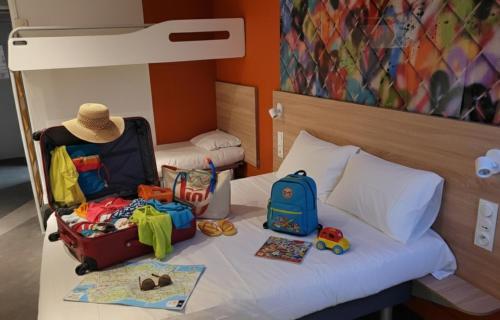 1 double bed, 2 twin beds