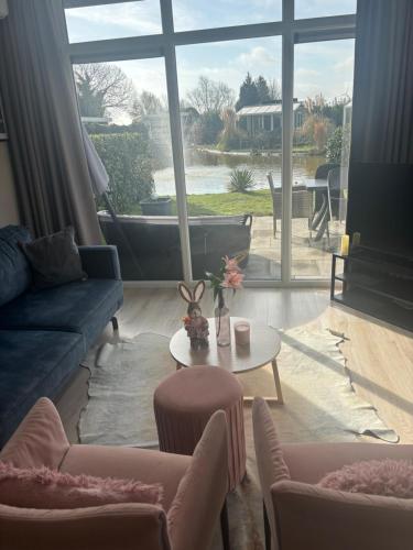  Luxus Chalet Waterfront in Lathum