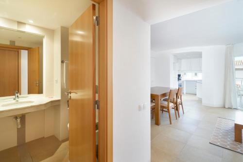 Superior One-Bedroom Apartment image 10