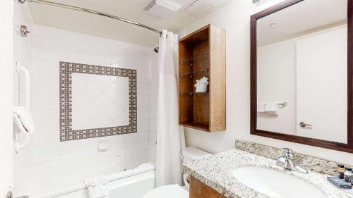 Whistler Peak Lodge Room Type - King Studio