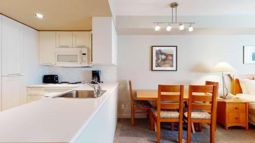 Whistler Peak Lodge Room Type - Deluxe Studio
