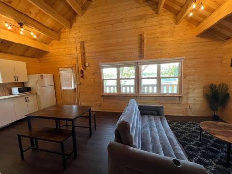 Horseshoe Lake Beachside Cottage in Seguin (ON)