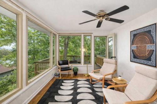 Private Riverside Retreat in Appleton Downtown