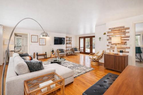Private Riverside Retreat in Appleton Downtown