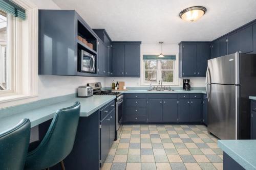 Private Riverside Retreat in Appleton Downtown