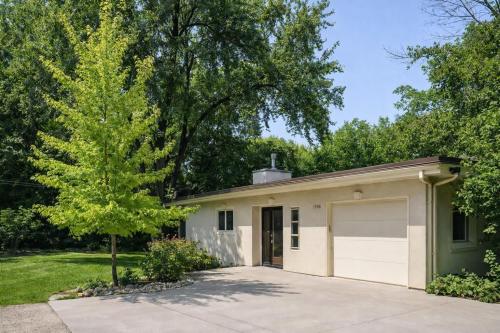Private Riverside Retreat in Appleton Downtown