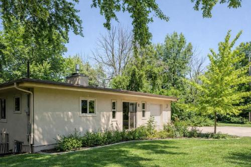 Private Riverside Retreat in Appleton Downtown