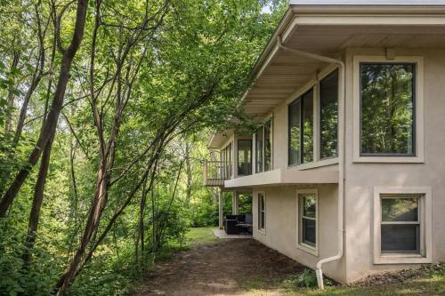 Private Riverside Retreat in Appleton Downtown