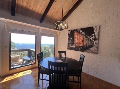 Remarkable Mountain Escape! Breathtaking Views & Pet Friendly! in Ararata (VA)