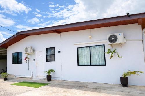 Piarco Airport Guest House – khách sạn tại Saint Augustine