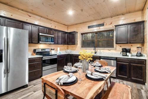 Dog Friendly Smokies Cabin Hot Tub & Arcade in Caton (TN)
