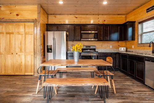 Dog Friendly Smokies Cabin Hot Tub & Arcade in Caton (TN)