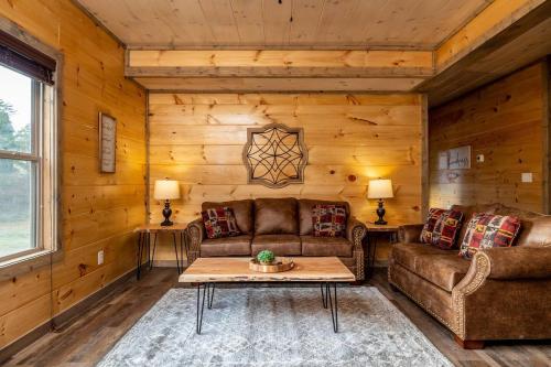 Dog Friendly Smokies Cabin Hot Tub & Arcade in Caton (TN)