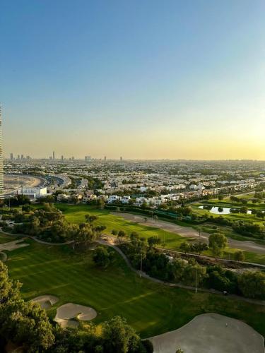 Serene Stay with Golf Course view, Fairways, Greens & Views – khách sạn tại Barsha Heights (Tecom)
