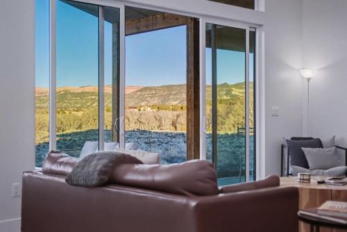 The Cliffs - Bryce Canyon-Zion- Hot Tub- Family Home Sleeps 10 - image 4