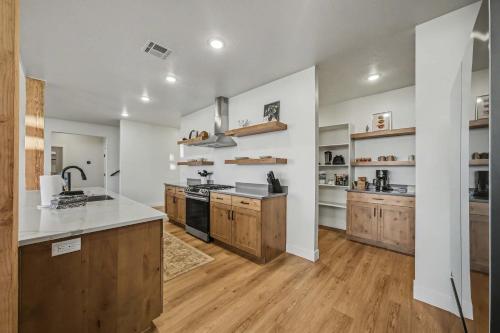 The Cliffs - Bryce Canyon-Zion- Hot Tub- Family Home Sleeps 10 - main image