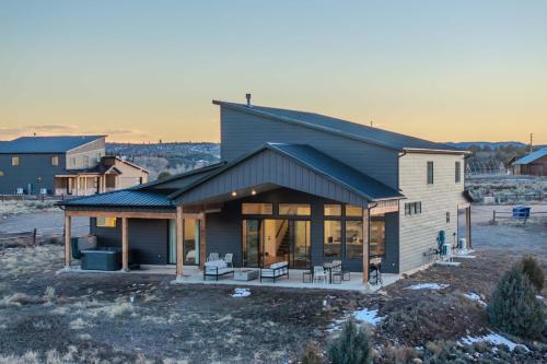 The Cliffs - Bryce Canyon-Zion- Hot Tub- Family Home Sleeps 10 - image 5