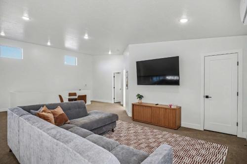 The Cliffs - Bryce Canyon-Zion- Hot Tub- Family Home Sleeps 10 - image 10