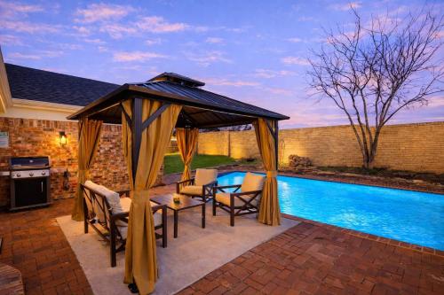 Heart of Grand Prairie - 3BD with Pool Patio BBQ – khách sạn tại Grand Prairie