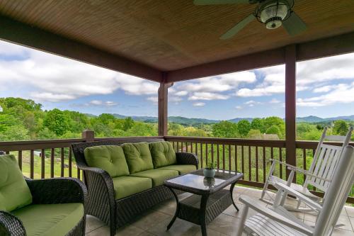 Hot Tub, Views & Game Room - 20 min to Downtown Asheville! in Mars Hill, USA