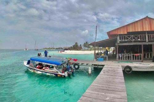 Islas de San Blas cabana sobre el mar Wailidub in El Porvenir